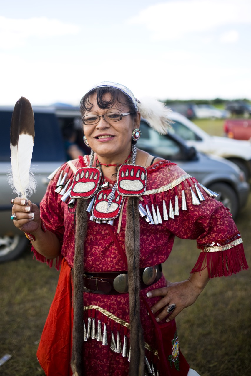 Tim Smith / Brandon Sun
Gayle Pruden of Winnipeg holds a feather after asking for a photo during the Rolling River First Nation powwow on Sunday afternoon.