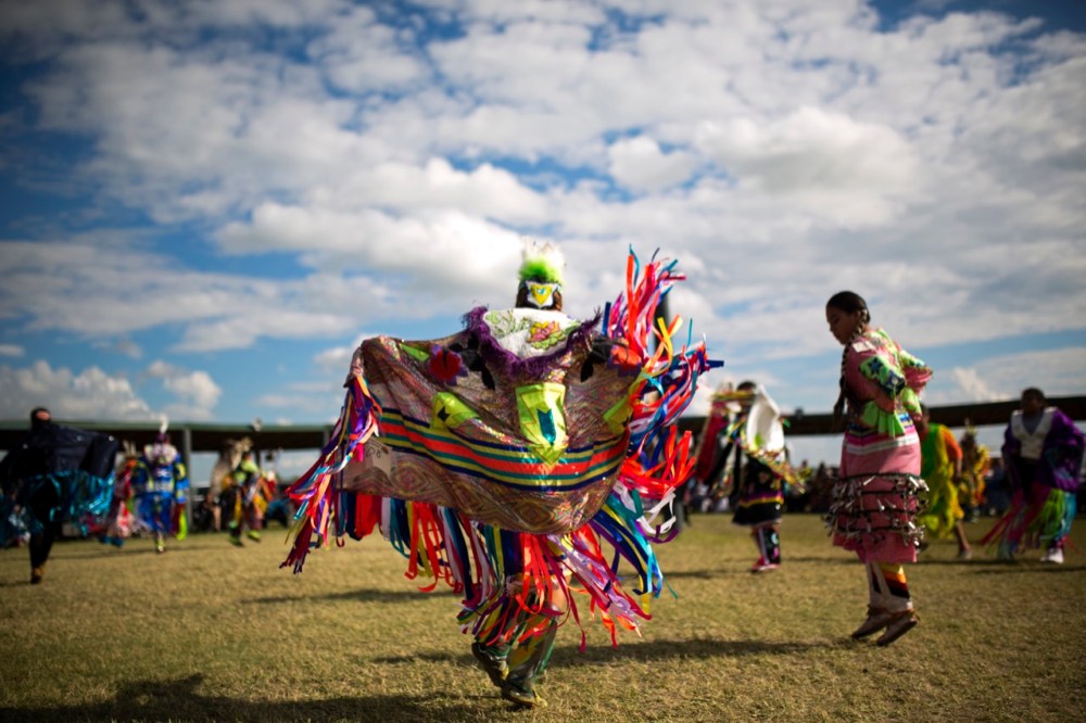 Tim Smith / Brandon Sun
Sashawnee Kay of Kawacatoose First Nation in Saskatchewan performs a fancy dance during the Rolling River First Nation powwow on Sunday afternoon.