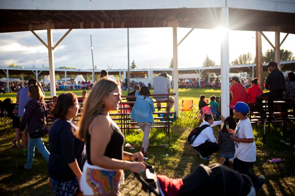 Tim Smith / Brandon Sun
Visitors to the 2016 Sioux Valley Dakota Nation Pow wow wander the grounds outside the pow wow arena on Saturday evening. Competitors and visitors from throughout North America came to Sioux Valley for the three day pow wow.