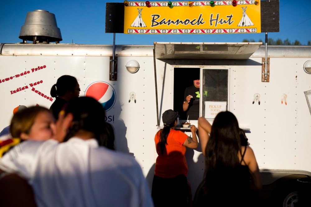 Tim Smith / Brandon Sun
People line up for food from the Bannock Hut during the 2016 Sioux Valley Dakota Nation Pow wow on Saturday evening.
