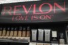 ARCHIVO - Productos Revlon en exhibición en una tienda, 5 de julio de 2016, en North Andover, Massachusetts. Revlon, la multinacional de productos de belleza creada hace 90 años, ha solicitado la quiebra, agobiada por las deudas, los trastornos a su red de suministro de insumos y el aumento vertiginoso de los costos. (AP Foto/Elise Amendola, File)