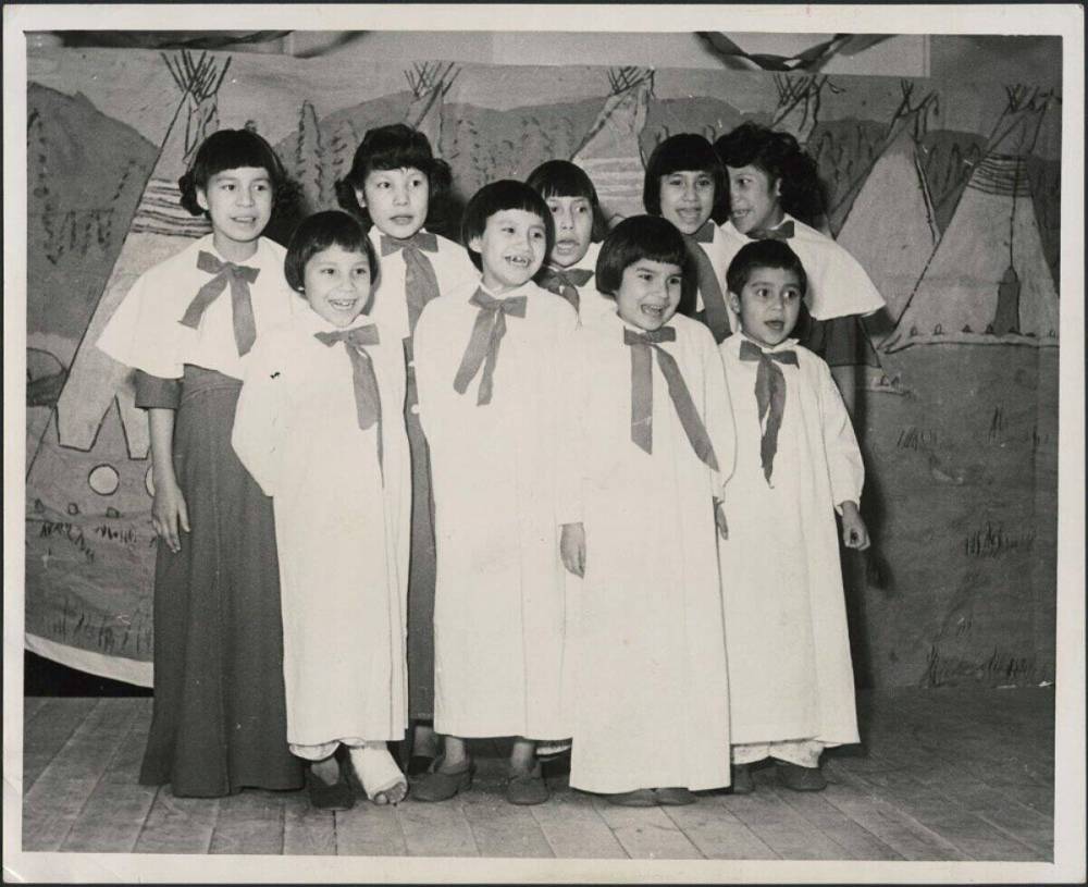 A Manitoba Indigenous Tuberculosis History Project
Archival photo from the Brandon Indian Sanatorium shows a group of nine children in front of a painted background.