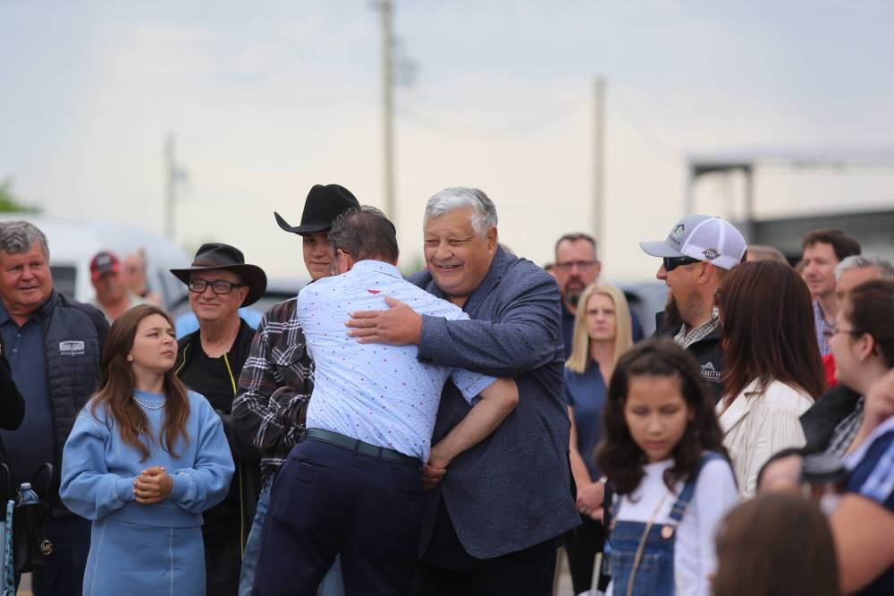 Colin Slark/The Brandon Sun
Brandon Mayor Rick Chrest embraces Gambler First Nation Chief David LeDoux at the grand opening of the Western Nations gas bar on 18th Street North Friday. The gas bar is the first completed element of Gambler's urban reserve in Brandon.