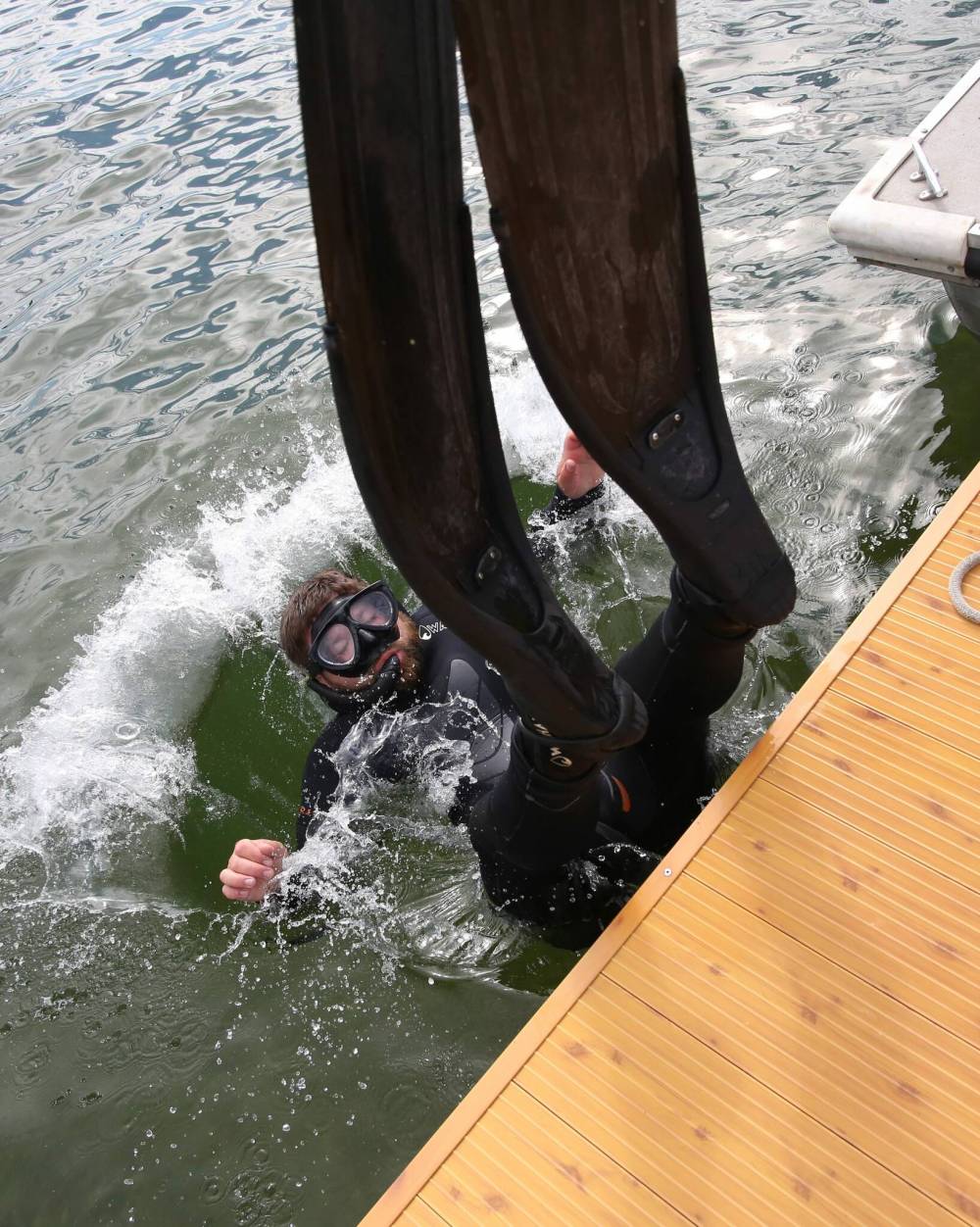Matt Goerzen/The Brandon Sun
Resource management officer Bradley Bator with Parks Canada at Riding Mountain National Park, takes the plunge into Clear Lake on Wednesday morning to continue the spearfishing hunt for smallmouth bass, an invasive species to the lake.