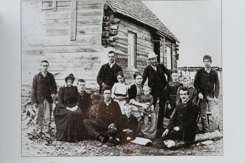 The Criddle-Vane family: (back row) Cecil, Edwy, Percy, Stuart; (middle row) Elise, Evelyn, Julia, Alice (holding Alma), Maida, Beatrice; (front row) Norman, Talbot and Harry. (Winnipeg Free Press file photos)