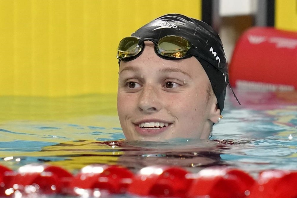 FILE PHOTO -- Summer McIntosh of Canada smiles after winning the gold medal in the Women's 200 metre individual medley final during the swimming competition of the Commonwealth Games, at the Sandwell Aquatics Centre in Birmingham, England, Monday, Aug. 1, 2022. THE CANADIAN PRESS/AP/Kirsty Wigglesworth