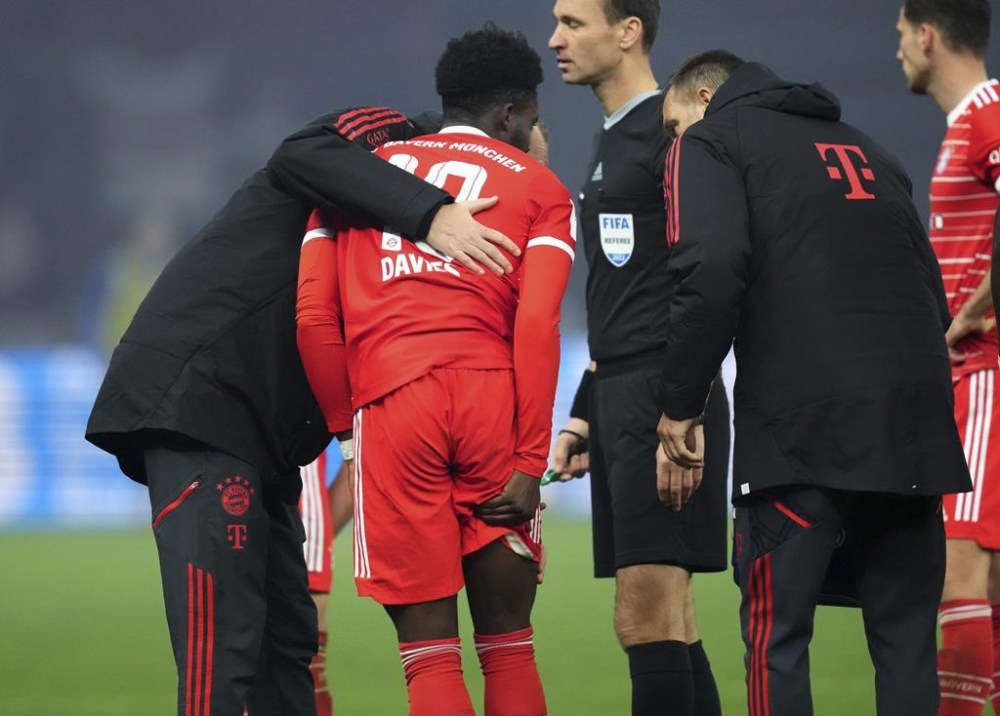 Bayern's Alphonso Davies holds his upper leg while he leaves the pitch during the German Bundesliga soccer match between Hertha BSC Berlin and FC Bayern Munich in Berlin, Germany, Saturday, Nov. 5, 2022. (AP Photo/Michael Sohn)