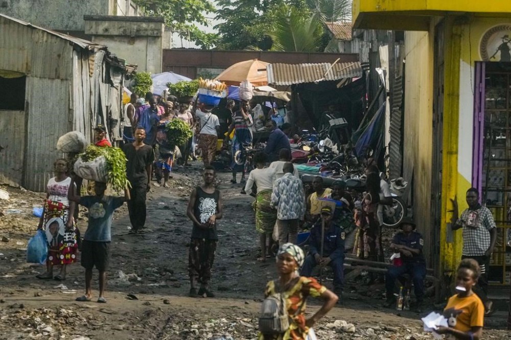 People shop in a street market in Kinshasa, Democratic Republic of Congo, in this file photo. (The Associated Press files)