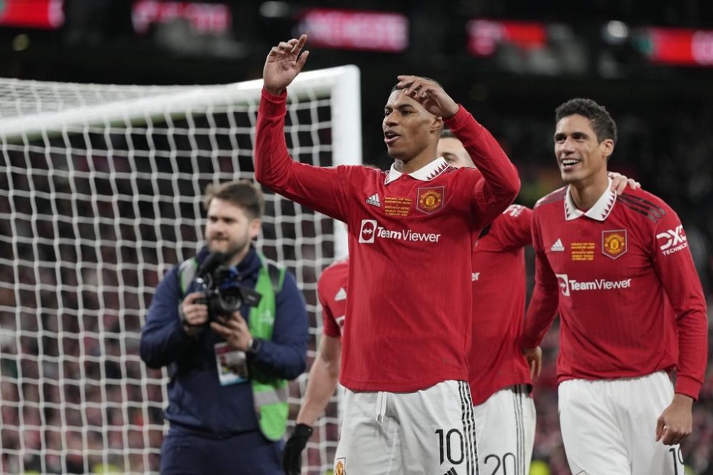 Manchester United's Marcus Rashford, centre, celebrates with teammates after the English League Cup final soccer match between Manchester United and Newcastle United at Wembley Stadium in London, Sunday, Feb. 26, 2023. (AP Photo/Alastair Grant)