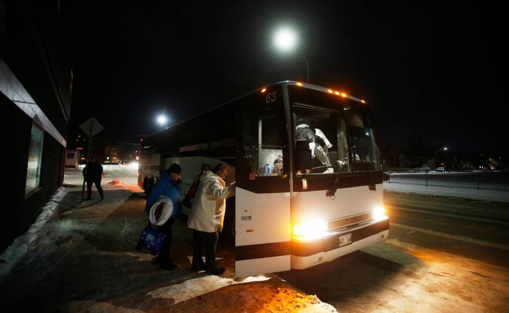 Passengers board a bus to the Pas at Maples Bus Lines depot on Sherbrook Street in Winnipeg in January 2019. (Winnipeg Free Press)