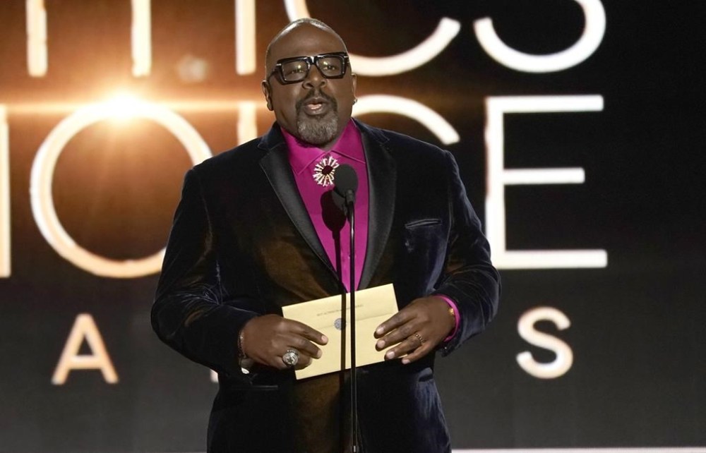 FILE - Cedric the Entertainer presents at the 28th annual Critics Choice Awards at The Fairmont Century Plaza Hotel on Sunday, Jan. 15, 2023, in Los Angeles. Amistad, an imprint of HarperCollins Publishers, announced Wednesday, April 26, 2023, that it will publish a novel in September by Cedric the Entertainer.