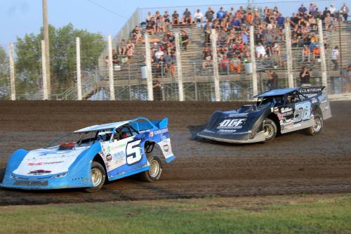 Winnipeg&rsquo;s Shane Edington battles A.J. Diemel during the World of Outlaws late model series tour stop at River Cities Speedway in Grand Forks, N.D. on June 30. (Lucas Punkari/The Brandon Sun)