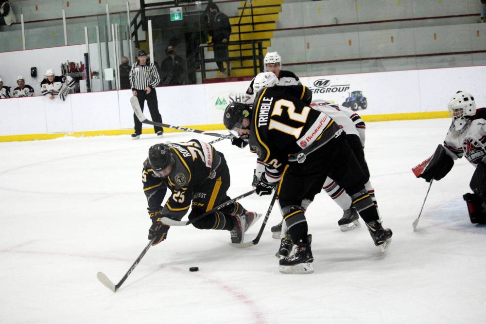 Cameron Trimble (12) keeps his eye on the puck during a Neepawa Titans home game against the Virden Oil Capitals on Oct. 8, 2021. The 21-year-old forward from Gladstone has committed to the Manitoba Bisons men’s hockey program for the 2023-24 season. (Lucas Punkari/The Brandon Sun)