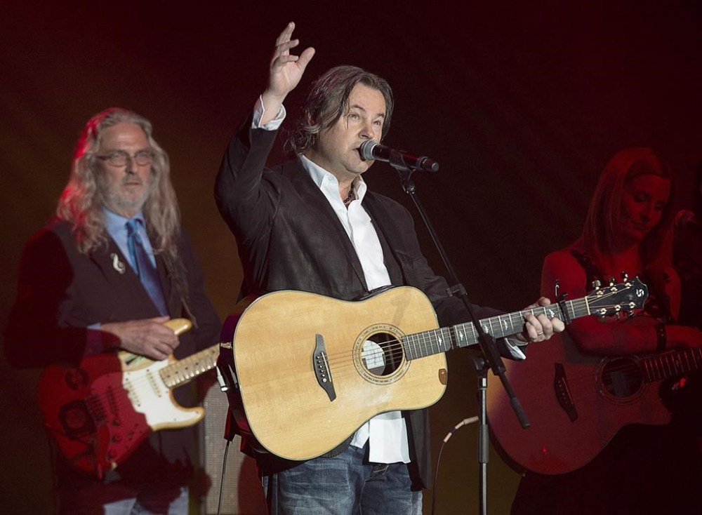 Bruce Guthro sings during a tribute to the late Ron Hynes at the 2016 East Coast Music Awards Gala in Sydney, N.S. on Thursday, April 14, 2016. Guthro, legendary singer-songwriter from Cape Breton, N.S., has died at 62.
Guthro was the lead vocalist for the Scottish rock band Runrig from 1998 until 2018.THE CANADIAN PRESS/Andrew Vaughan