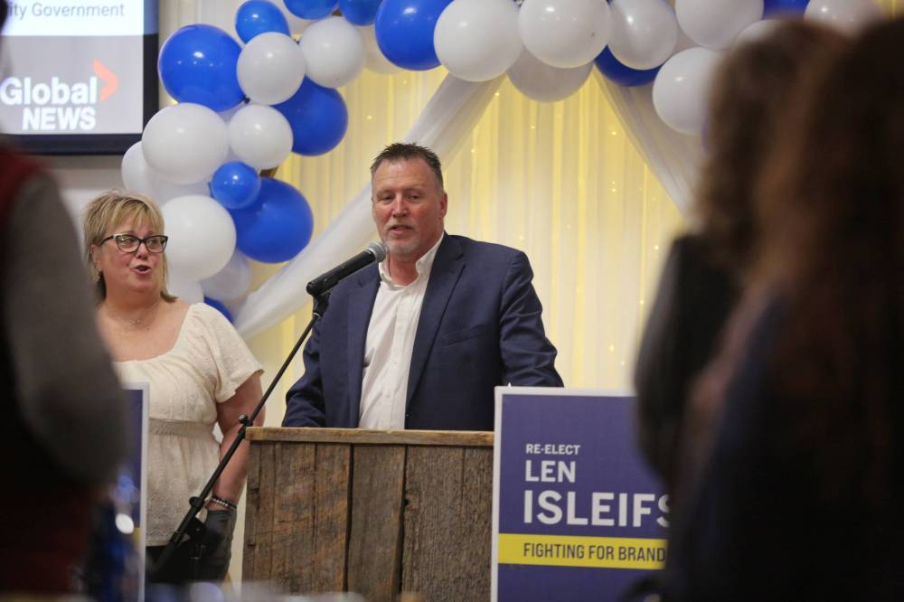 Progressive Conservative incumbent Len Isleifson addresses supporters at The Backyard On Aberdeen on Tuesday night following his election loss to NDP candidate Glen Simard. (Ian Hitchen/The Brandon Sun)