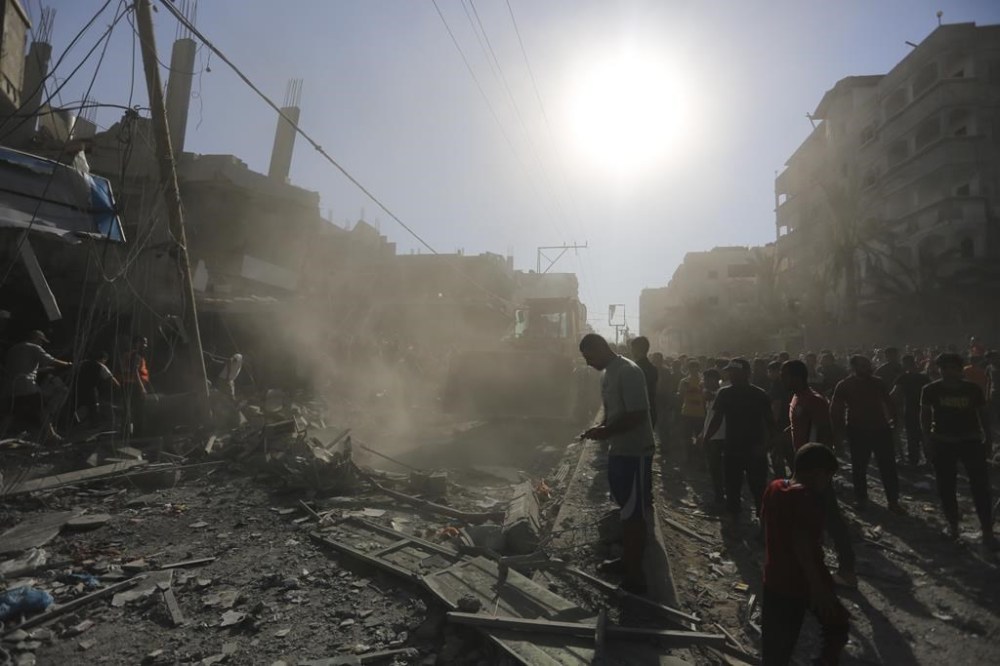 Palestinians look for survivors after an Israeli airstrike in Rafah, Gaza Strip, Thursday, Oct. 26, 2023. THE CANADIAN PRESS/AP-Hatem Ali