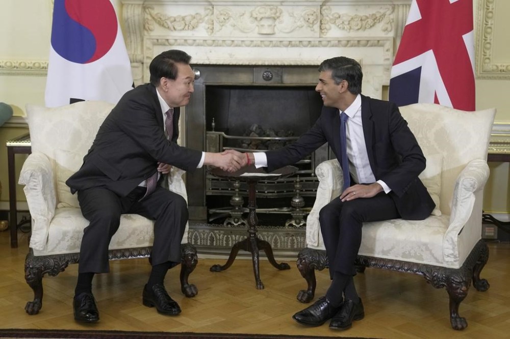 Britain's Prime Minister Rishi Sunak, right, shakes hands with President of South Korea Yoon Suk Yeol inside 10 Downing Street, in London, Wednesday, Nov. 22, 2023. The President is on a 4 day State visit to Britain. (AP Photo/Kin Cheung,Pool)