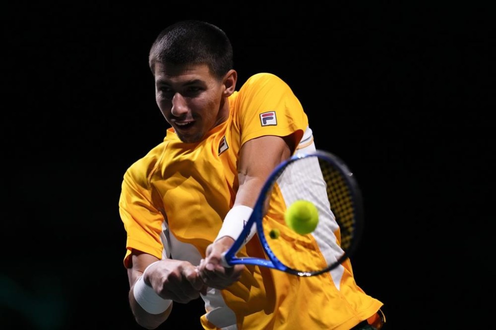 Australia's Alexei Popyrin returns the ball to Finland's Otto Virtanen during a Davis Cup semi-final tennis match between Finland and Australia in Malaga, Spain, Friday, Nov. 24, 2023. (AP Photo/Manu Fernandez)