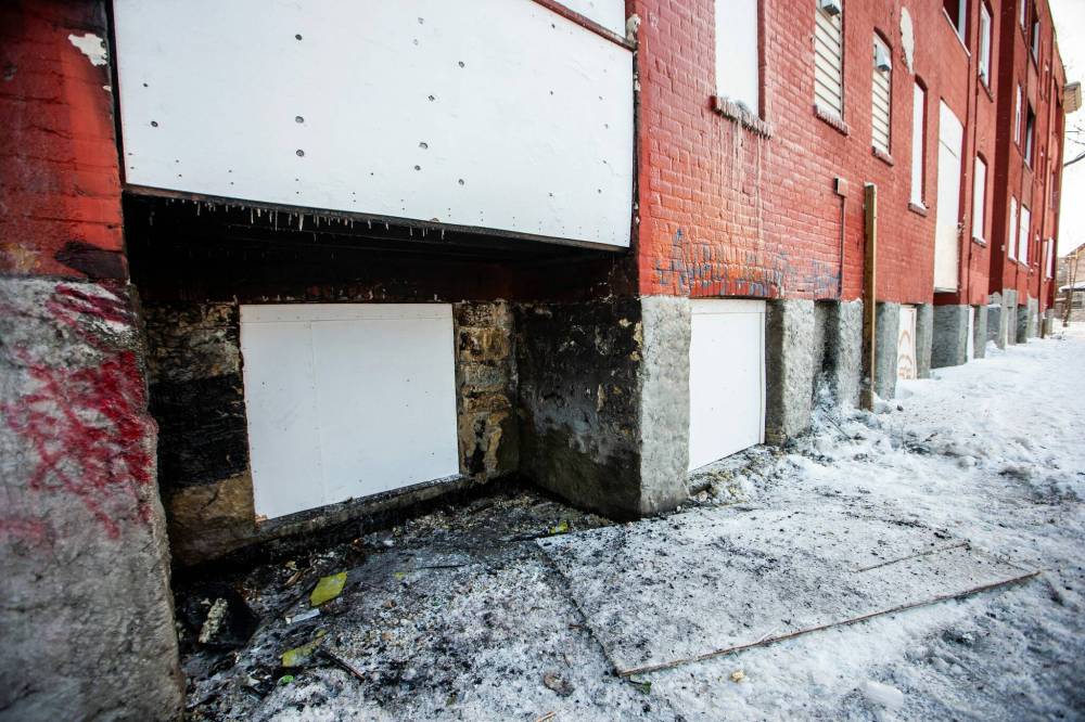 A vacant, three-storey apartment building on the 400 block of Furby Street in Winnipeg, where a fire occured Wednesday morning. (Mikaela Mackenzie/Winnipeg Free Press)