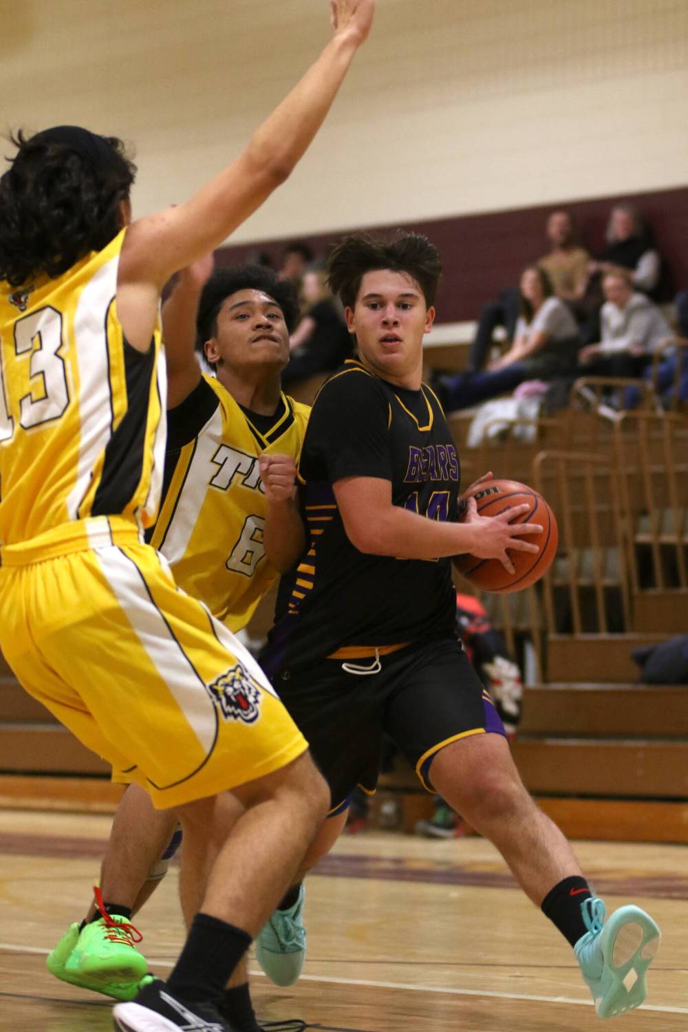 Finn Abel drives for a layup during the Virden Bears varsity boys' basketball game against the Neepawa Tigers during the Neelin Invitational Tournament at Crocus Plains on Friday. (Thomas Friesen/The Brandon Sun)