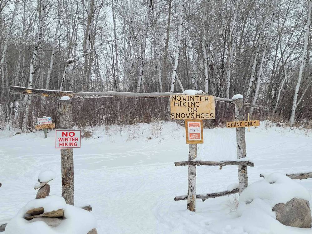 The entrance to the Squirrel Hills Trail Park in Minnedosa is shown on a snowy January afternoon. (Miranda Leybourne/The Brandon Sun)