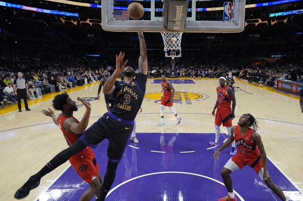 Los Angeles Lakers forward Anthony Davis (3) shoots during the first half of an NBA basketball game against the Toronto Raptors in Los Angeles, Tuesday, Jan. 9, 2024. (AP Photo/Ashley Landis)