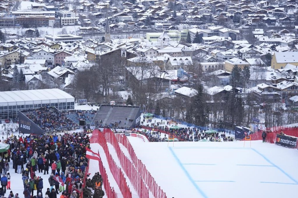 Spectators wait for the start on the course during an alpine ski, men's World Cup downhill, in Kitzbuehel, Austria, Friday, Jan. 19, 2024. (AP Photo/Giovanni Auletta)