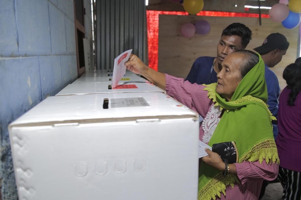 A woman casts her ballot at a polling station during the election in Kupang, Indonesia, Wednesday, Feb. 14, 2024. Indonesian voters were choosing a new president Wednesday as the world's third-largest democracy aspires to become a global economic powerhouse a quarter-century after shaking off a brutal dictatorship. (AP Photo/Suryo Wibowo)