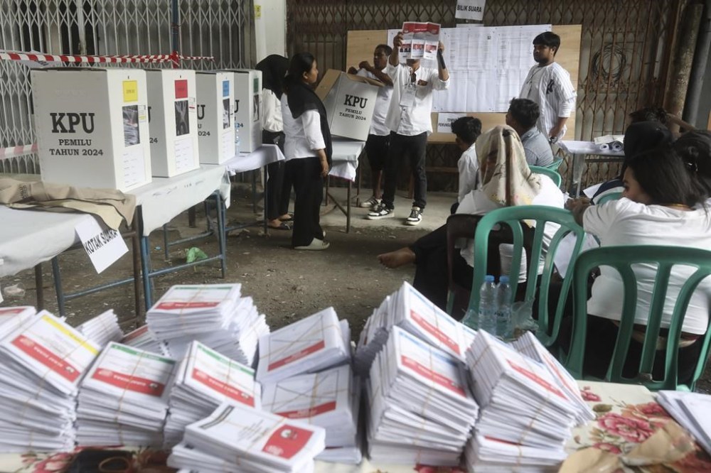 An electoral worker holds up a ballot during the vote counting at a polling station following the election in Medan, Indonesia, Wednesday, Feb. 14, 2024. Indonesian voters were choosing a new president Wednesday as the world's third-largest democracy aspires to become a global economic powerhouse a quarter-century after shaking off a brutal dictatorship. (AP Photo/Binsar Bakkara)