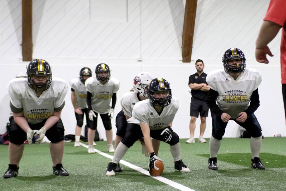 Players get set on the offensive line during a drill. (Thomas Friesen/The Brandon Sun)