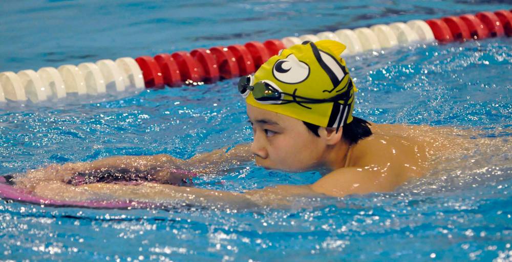 Using a fludder board, Brandon Bluefins U13 swimmer Jialin Li is looking to qualify for the Man/Sask inter-provincial swim meet by reaching his AA times in the pool. (Jules Xavier/The Brandon Sun)