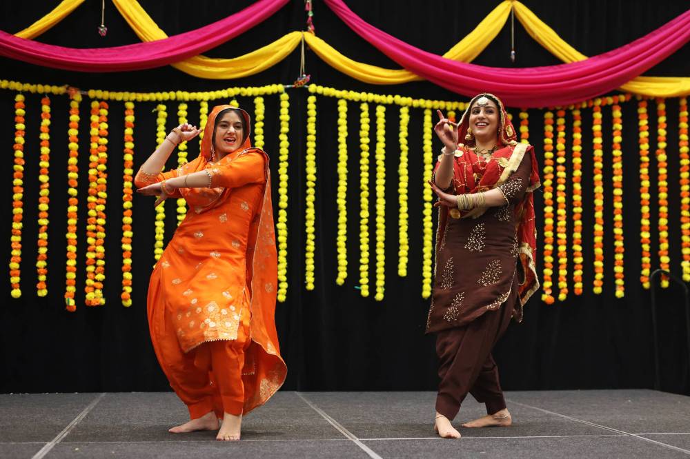 Prabhjot Kaur y Jashanjot Kaur realizan danza Bhangra como parte del entretenimiento en el Pabellón de la India.