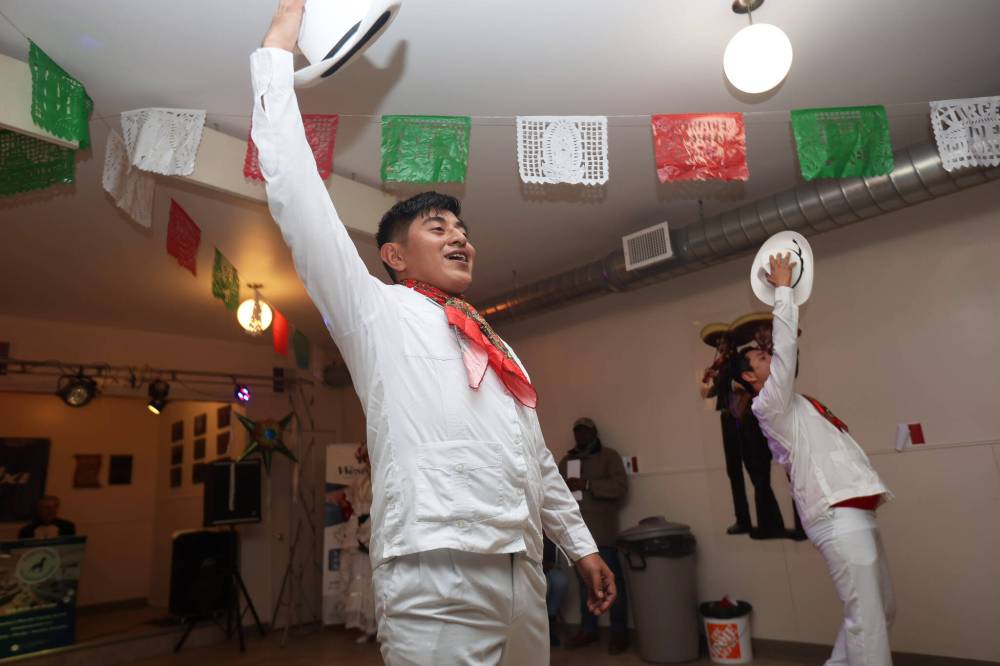 Bailarines con Ray Fels de Cancún se presentan en el Pabellón de México.