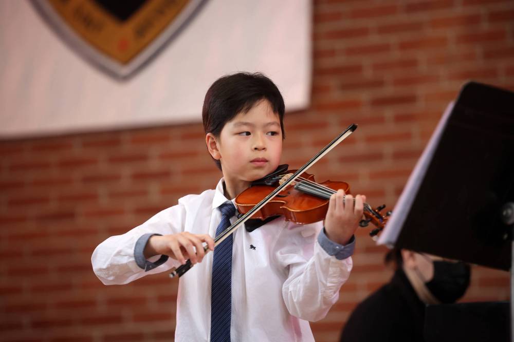 YiChen Liu performs