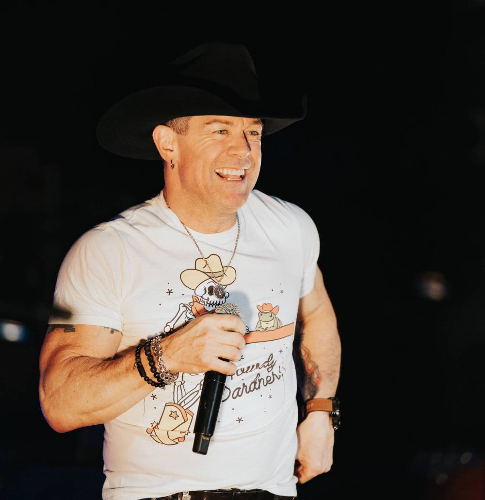 Canadian country star Aaron Pritchett is bringing his show,
