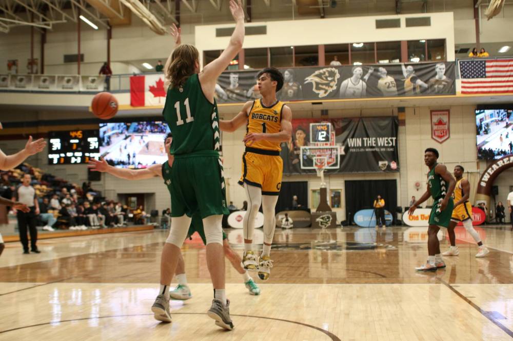 Travis Hamberger of the Brandon University Bobcats passes against the Saskatchewan Huskies during their Canada West men’s basketball playoff game in Winnipeg on Wednesday. (Thomas Friesen/The Brandon Sun)