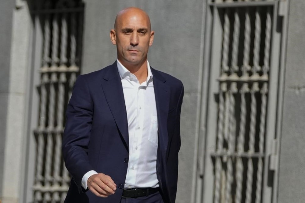 ARCHIVO - El expresidente de la Federación Española de Fútbol Luis Rubiales llega a la Audiencia Nacional en Madrid, España, el viernes 15 de septiembre de 2023. La policía española arrestó al expresidente de la Federación Española de Fútbol Luis Rubiales a su regreso al país en medio de una investigación por corrupción en curso, el español dicho.  Lo dijo la Guardia Civil el miércoles 3 de abril de 2024. Rubiales regresaba a España en medio de una investigación judicial sobre el acuerdo comercial para la celebración de la Supercopa de España en Arabia Saudí.  (Foto AP/Manu Fernández, Archivo)