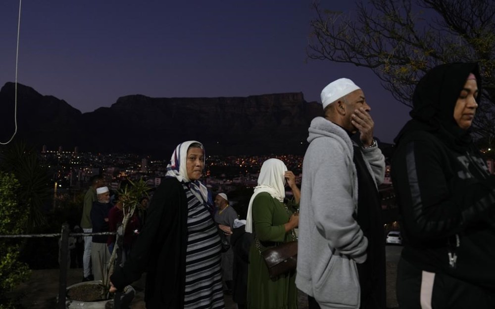 People queue to cast their votes at a polling station for general election in Cape Town, South Africa, Wednesday, May 29, 2024. South Africans have begun voting in an election seen as their country's most important in 30 years, and one that could put their young democracy in unknown territory. (AP Photo/Nardus Engelbrecht)