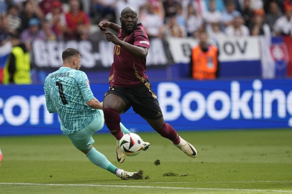 Belgium's Romelu Lukaku, right, makes an attempt to score against Slovakia's goalkeeper Martin Dubravka during a Group E match between Belgium and Slovakia at the Euro 2024 soccer tournament in Frankfurt, Germany, Monday, June 17, 2024. (AP Photo/Michael Probst)