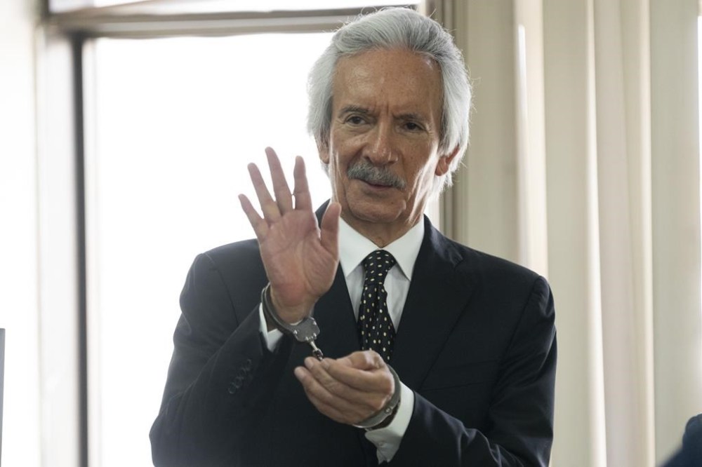 FILE - Guatemalan journalist Jose Ruben Zamora, founder of El Periodico newspaper, waves wearing handcuffs as he arrives to court for his hearing in Guatemala City, May 15, 2024. A Guatemalan appeals court overturned Zamora's judge-granted house arrest on Tuesday, June 25, 2024. (AP Photo/Moises Castillo, File)