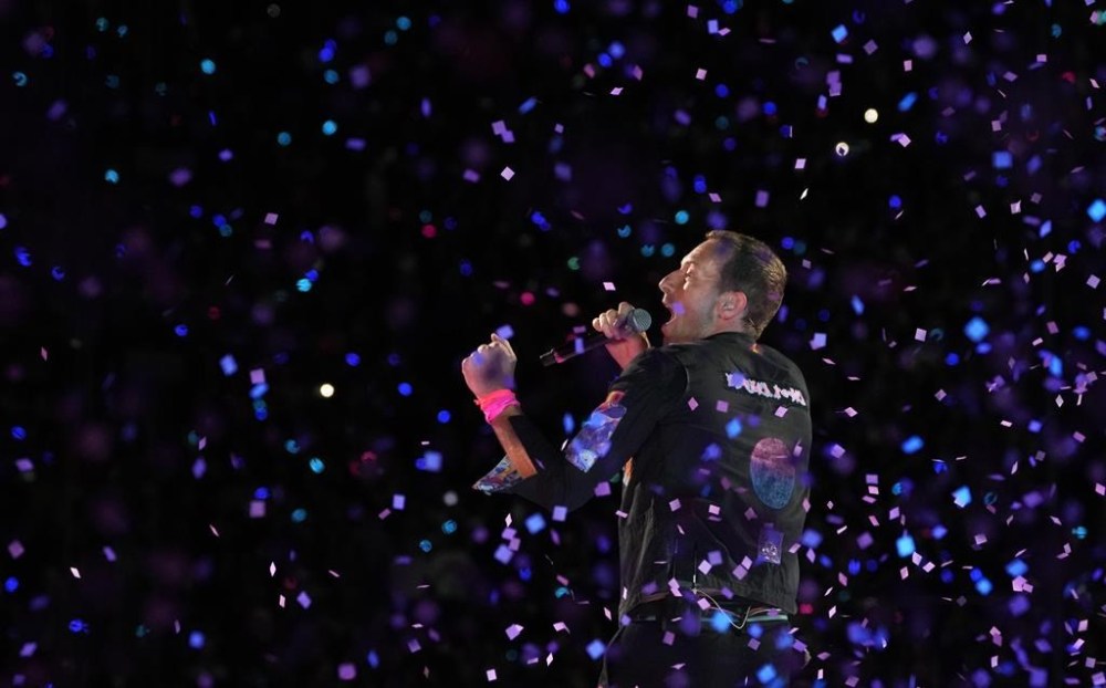 Chris Martin of Coldplay performs amidst confetti during the band's performance at the Rose Bowl, Saturday, Sept. 30, 2023, in Pasadena, Calif. THE CANADIAN PRESS/AP, Chris Pizzello