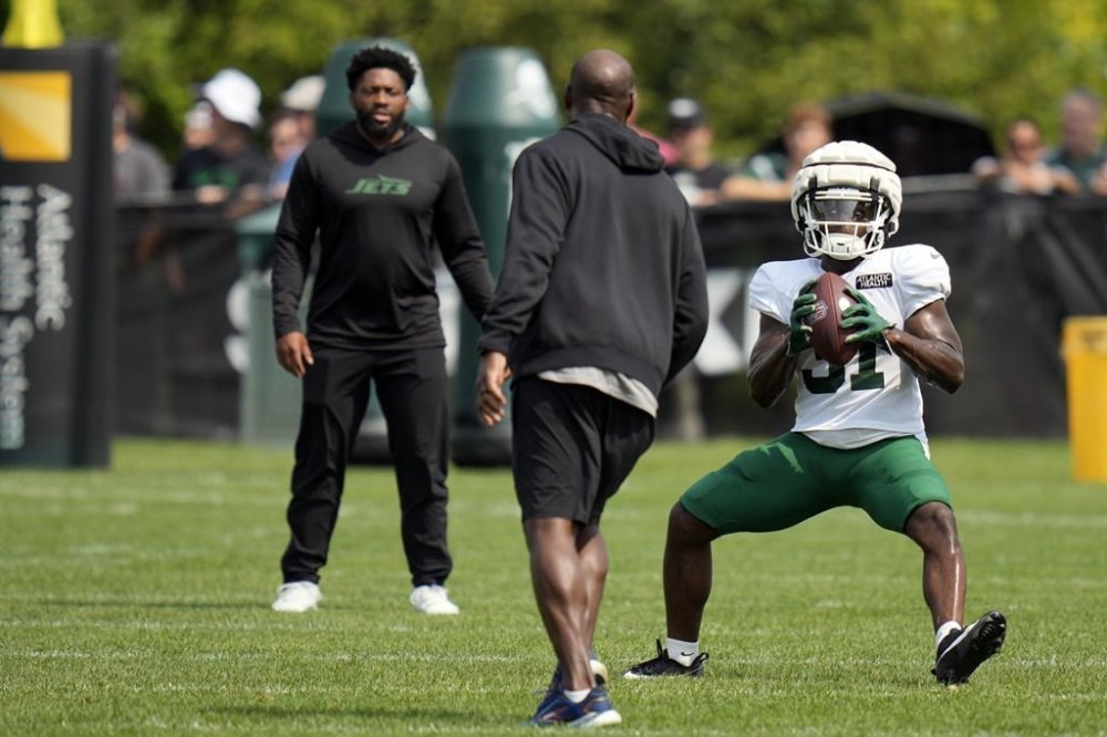 New York Jets' Tarik Cohen (31) participates in a practice at the NFL football team's training facility in Florham Park, N.J., Tuesday, July 30, 2024. (AP Photo/Seth Wenig)