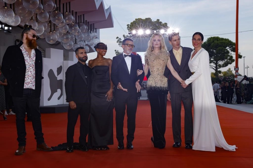 Cristobal Tapia de Veer, from left, producer David Hinojosa, Sophie Wilde, Antonio Banderas, Nicole Kidman, Harris Dickinson and director Halina Reijn pose for photographers upon arrival for the premiere of the film 'Babygirl' during the 81st edition of the Venice Film Festival in Venice, Italy, on Friday, Aug. 30, 2024. (Photo by Vianney Le Caer/Invision/AP)