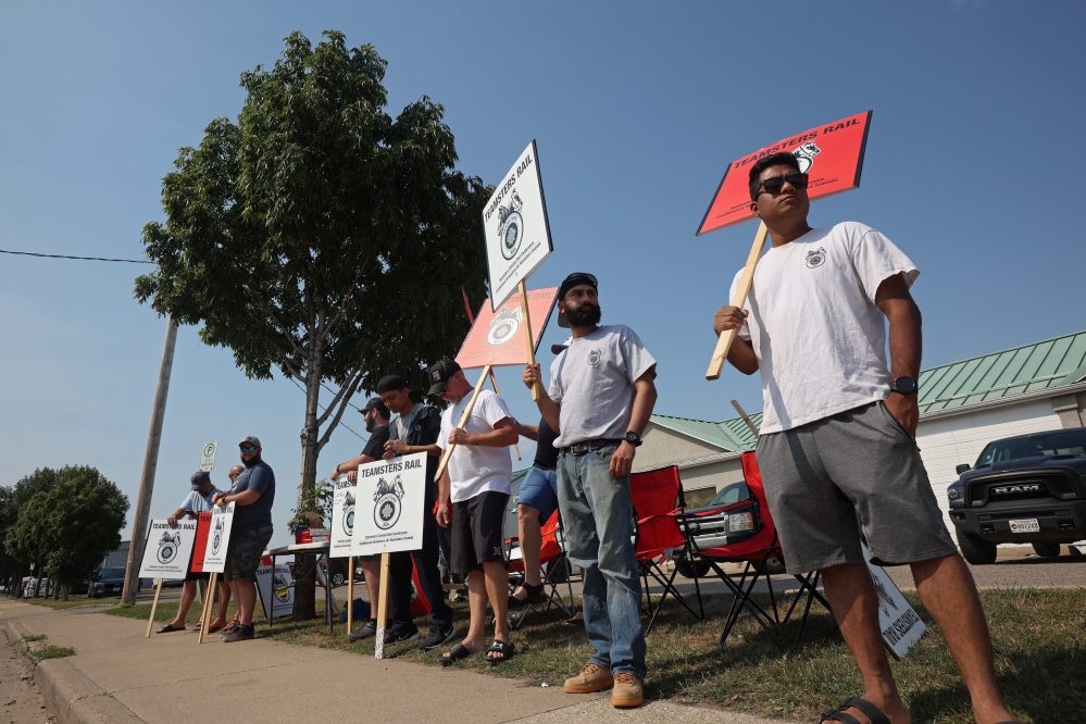 Teamsters union railway workers picket in Brandon on Friday afternoon. (Tim Smith/The Brandon Sun)