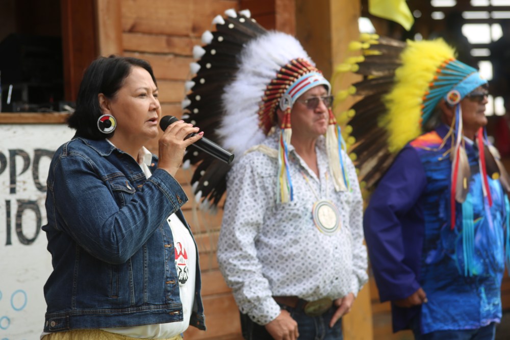 Assembly of Manitoba Chiefs Grand Chief Cathy Merrick speaks to a crowd gathered at the annual powwow in Waywayseecappo First Nation on Saturday. (Geena Mortfield/The Brandon Sun)