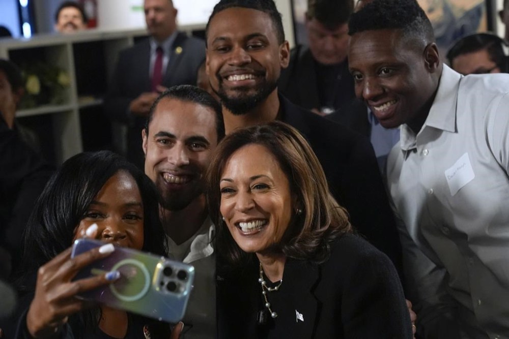 Democratic presidential nominee Vice President Kamala Harris poses for a photo as she visits Norwest Gallery of Art in Detroit, Tuesday, Oct. 15, 2024. (AP Photo/Jacquelyn Martin)