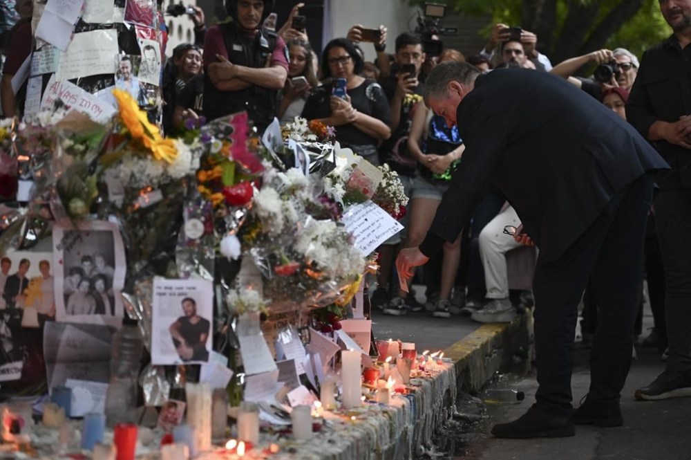 Geoff Payne, right, the father of former One Direction singer Liam Payne, visits a memorial outside the Casa Sur Hotel where the British pop singer fell to his death from a hotel balcony, in Buenos Aires, Argentina, Friday, Oct. 18, 2024. (AP Photo/Mario De Fina)