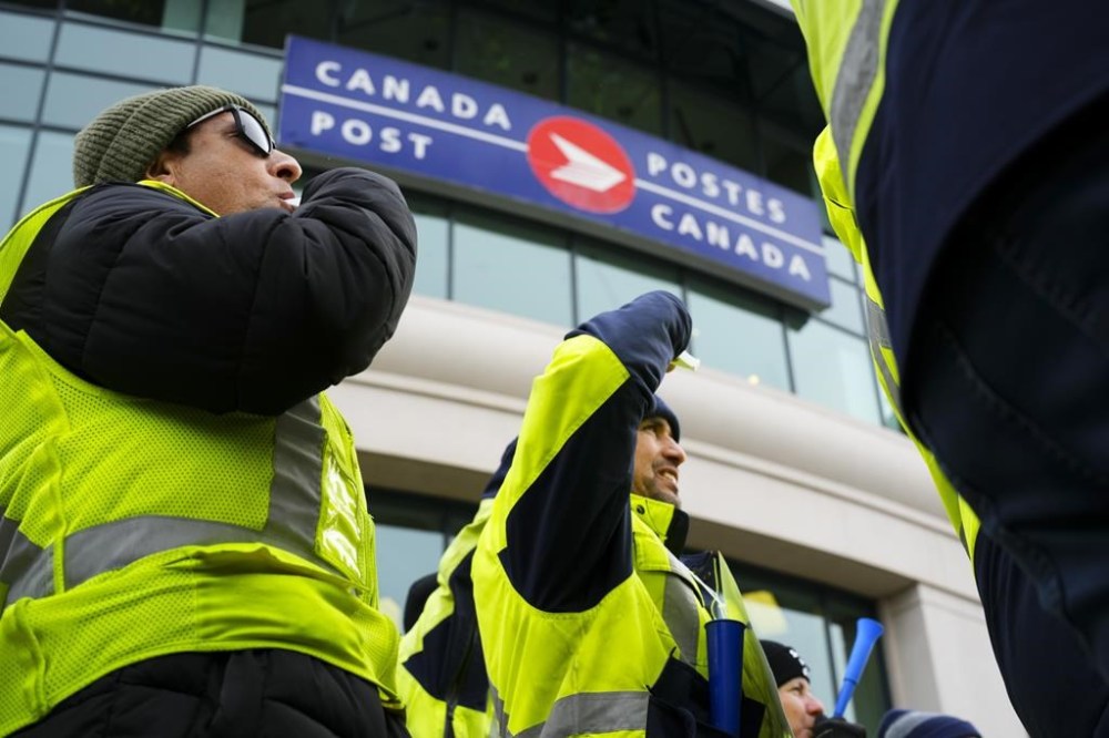Canada Post employees and supporters rally at Canada Post headquarters in Ottawa, Nov. 28. THE CANADIAN PRESS/Sean Kilpatrick