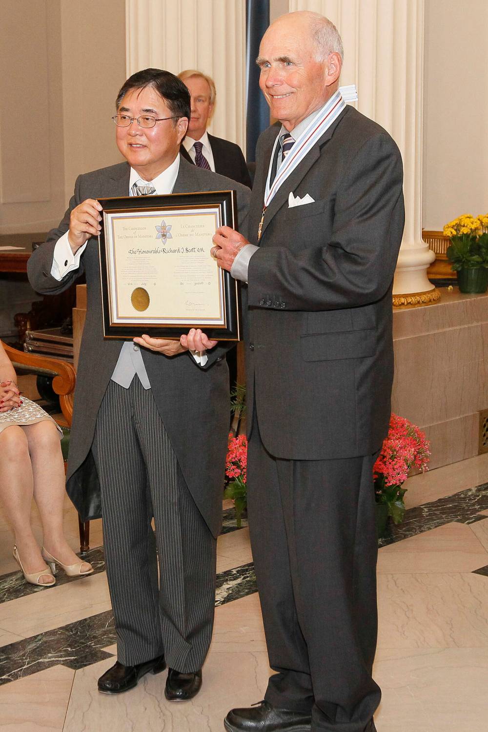 Richard Scott, former chief justice of Manitoba, poses for a photo with Lt.-Gov. Philip Lee after receiving the Order of Manitoba at the Manitoba legislature in 2013. Scott died Thursday at the age of 86. (Winnipeg Free Press)