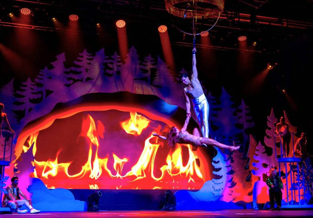 Two acrobats with Cirque Musica’s Holiday Wonderland. The Holiday Wonderland show comes to Westoba Place in Brandon, Tuesday at 7:30 p.m. (Submitted)